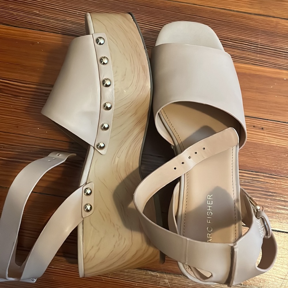 Marc Fisher Nude/Tan platform wedge heels size 9.5